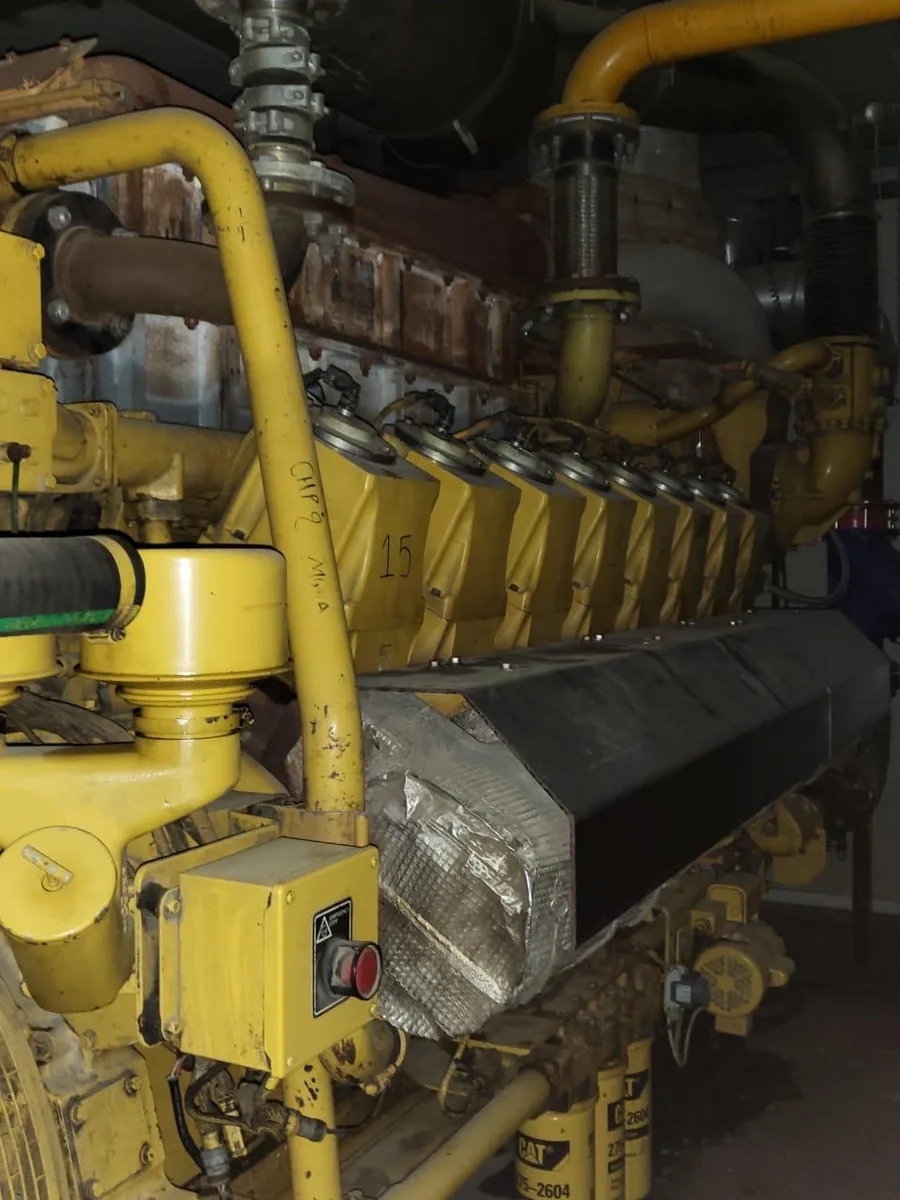 Двигател Caterpillar в машинното отделение на кораб